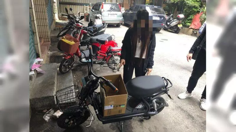 生母找到了!20歲小媽媽「中和路邊棄女嬰」淡定騎車走 被抓後「哭喊是逼不得已」:拜託幫我養