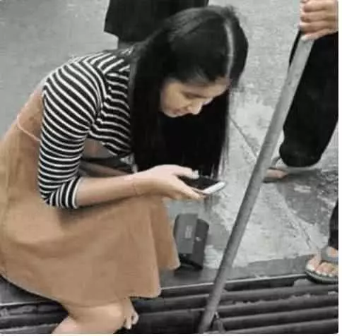 女子腿卡下水道,眾人幫忙,一個舉止大家失望離開,網友:卡死她