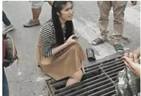 女子腿卡下水道,眾人幫忙,一個舉止大家失望離開,網友:卡死她