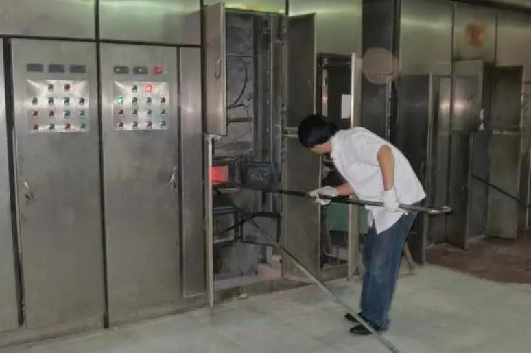 火葬場招扛屍員1天1000,很多年輕人卻離職?網友:錢不是好賺的