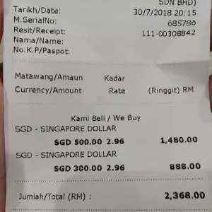 網友換錢時低頭按手機,店員的舉動讓她怒火中燒!!