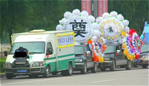 開車時遇到喜事、喪事,一定不要忘了做這些事,提醒你身邊開車的人