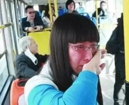 女孩給老奶奶讓座,卻被她們一家毆打,網友一語道出實情