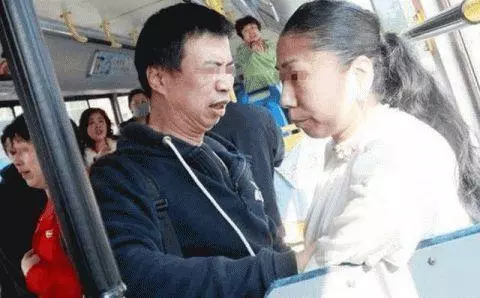 女孩給老奶奶讓座,卻被她們一家毆打,網友一語道出實情