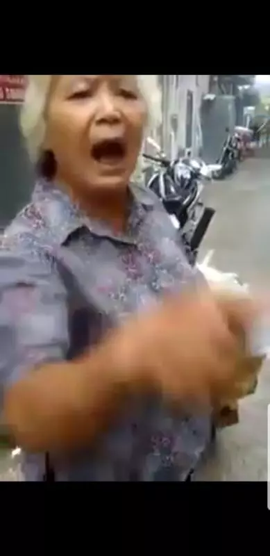 【新加坡】70歲安娣撿紙皮竟被外國人欺負,苦訴新加坡人的處境太丟臉 !