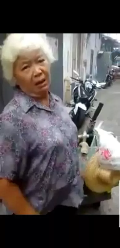 【新加坡】70歲安娣撿紙皮竟被外國人欺負,苦訴新加坡人的處境太丟臉 !