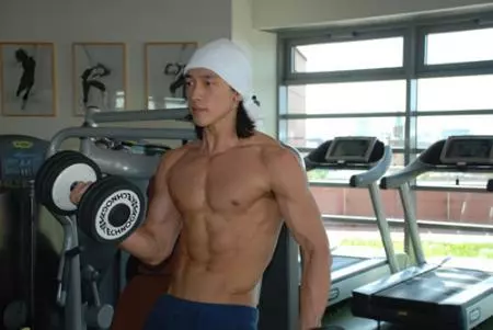 來看看「頭不對身」的明星!沒想到他們脫了衣服竟然如此驚人!