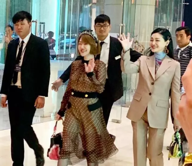 大小S同台比美,妹妹皮膚鬆弛顯老態,差兩歲姐妹卻像極母女?