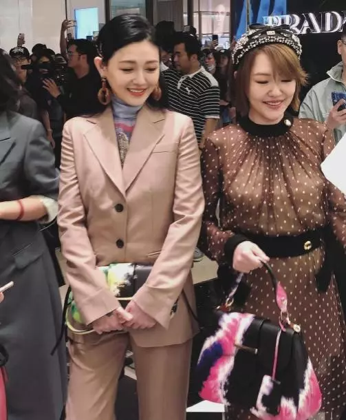 大小S同台比美,妹妹皮膚鬆弛顯老態,差兩歲姐妹卻像極母女?