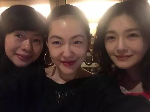 大小S同台比美,妹妹皮膚鬆弛顯老態,差兩歲姐妹卻像極母女?
