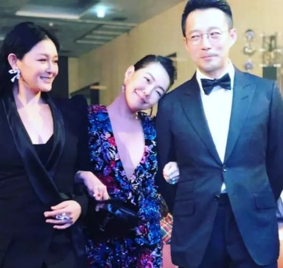 大小S同台比美,妹妹皮膚鬆弛顯老態,差兩歲姐妹卻像極母女?