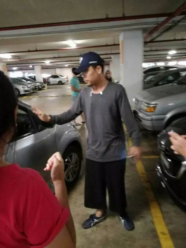 美女在AEON停車場被撬開車門偷東西....!幸好現在夠多人不然後果不堪設想! !