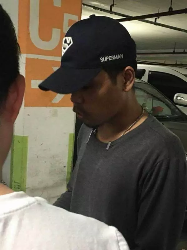 美女在AEON停車場被撬開車門偷東西....!幸好現在夠多人不然後果不堪設想! !