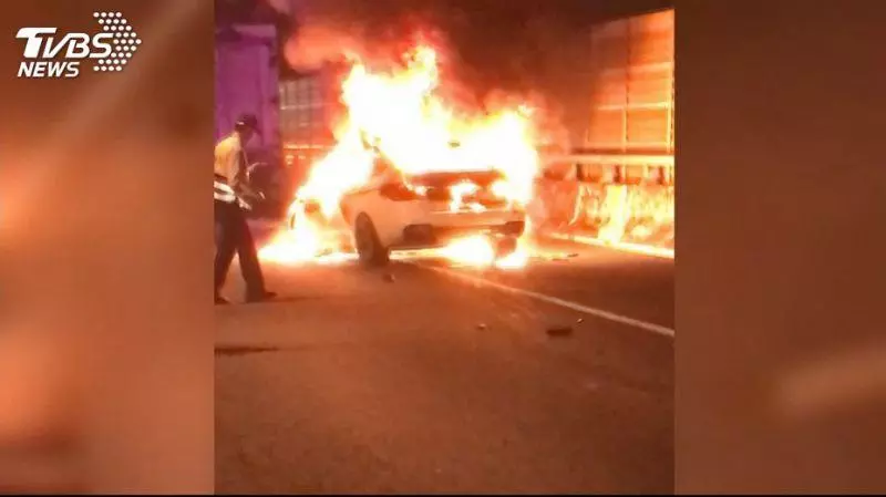 轎車追撞貨車後起火 駕駛夾在車內燒死
