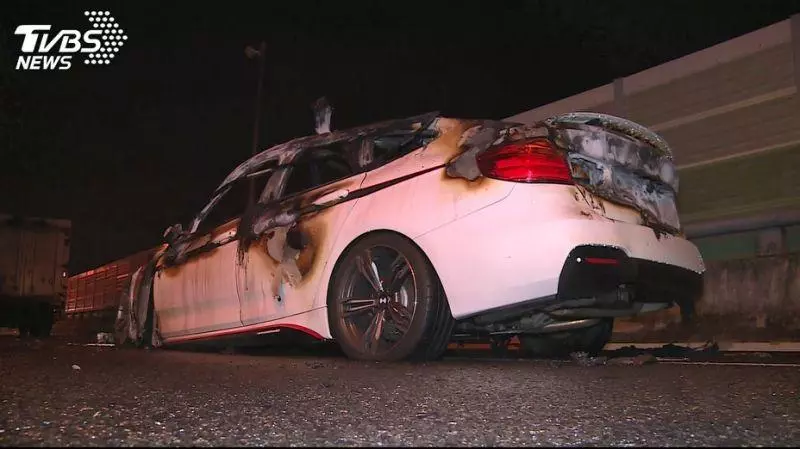 轎車追撞貨車後起火 駕駛夾在車內燒死