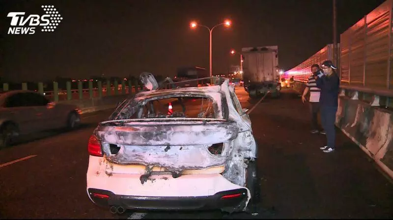 轎車追撞貨車後起火 駕駛夾在車內燒死