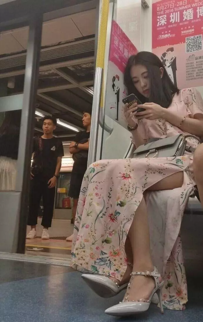 「地鐵女神」爆紅網路,當她注視你的那一刻,網友驚呼:心動的感覺