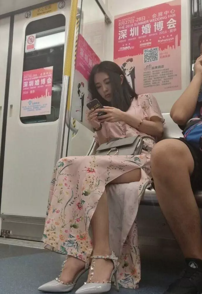 「地鐵女神」爆紅網路,當她注視你的那一刻,網友驚呼:心動的感覺