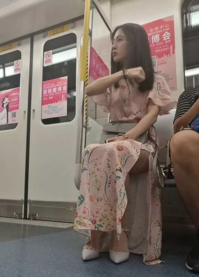 「地鐵女神」爆紅網路,當她注視你的那一刻,網友驚呼:心動的感覺