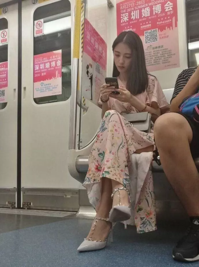 「地鐵女神」爆紅網路,當她注視你的那一刻,網友驚呼:心動的感覺