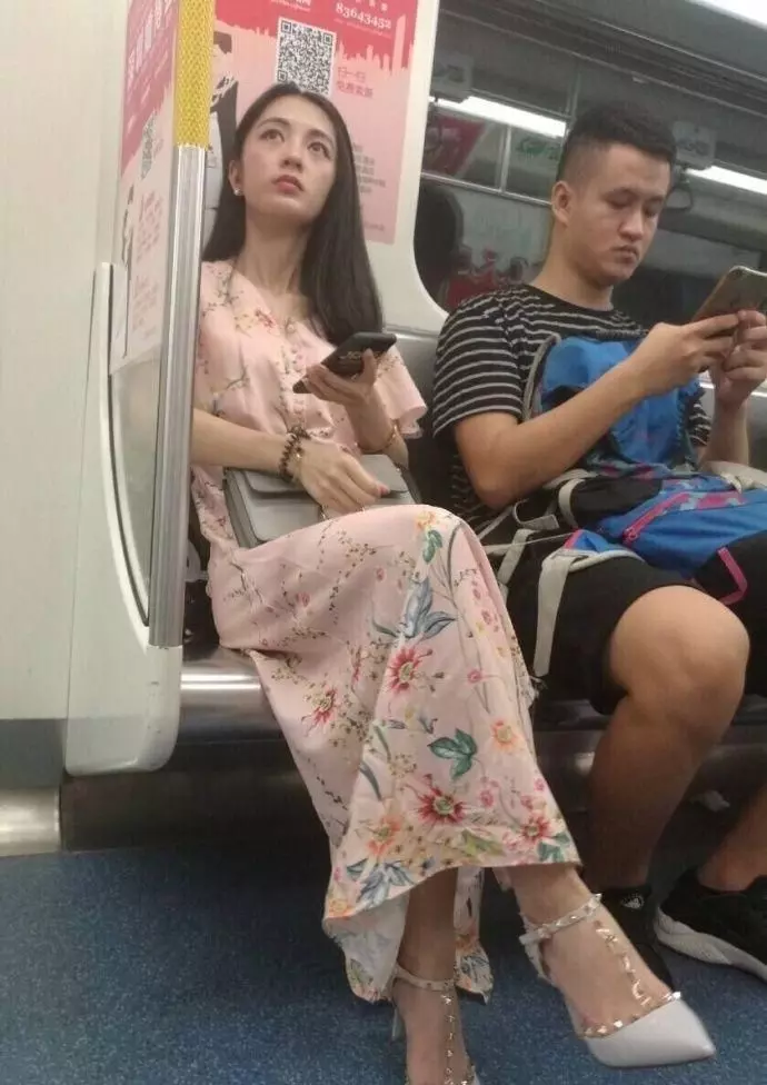 「地鐵女神」爆紅網路,當她注視你的那一刻,網友驚呼:心動的感覺