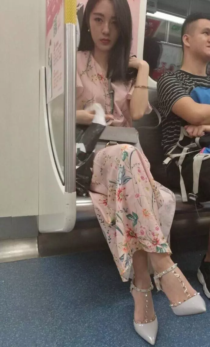 「地鐵女神」爆紅網路,當她注視你的那一刻,網友驚呼:心動的感覺