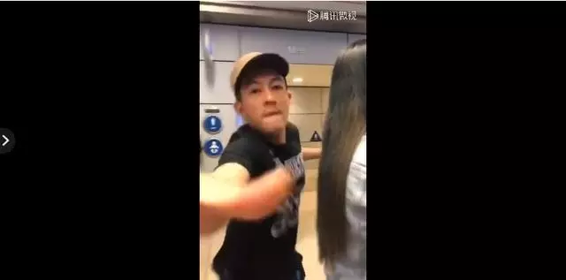 發飆!陳冠希和妻子出行,發現被錄像二話不說衝上去奪手機!