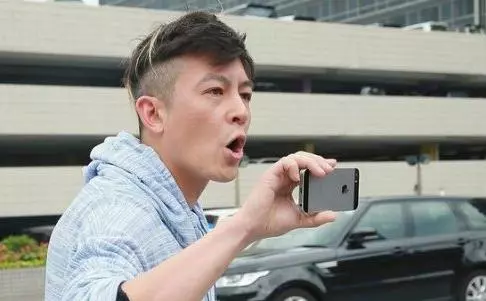 發飆!陳冠希和妻子出行,發現被錄像二話不說衝上去奪手機!