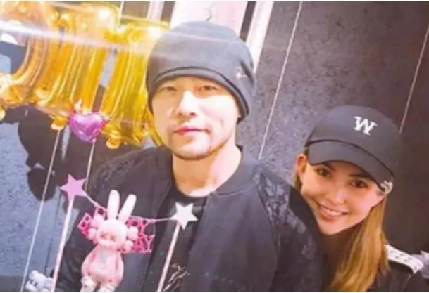 發飆!陳冠希和妻子出行,發現被錄像二話不說衝上去奪手機!