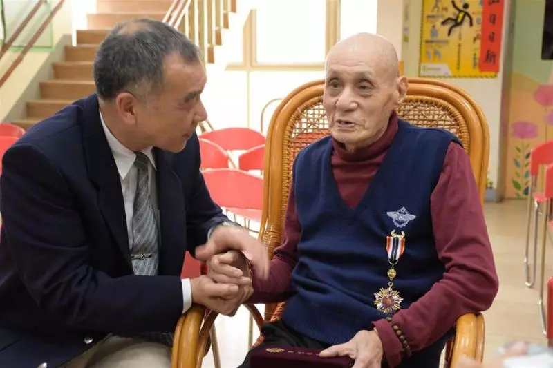一天靠饅頭白開水過活! 88歲老榮民「賣房700萬全捐」:有口飯吃已經很好