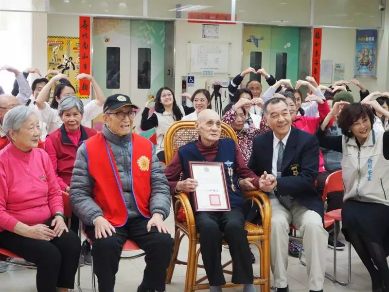 一天靠饅頭白開水過活! 88歲老榮民「賣房700萬全捐」:有口飯吃已經很好