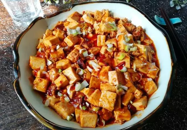 做家常豆腐時,豆腐塊容易碎,比平時多做這一步,完整美觀,色香味俱全!