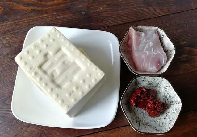 做家常豆腐時,豆腐塊容易碎,比平時多做這一步,完整美觀,色香味俱全!