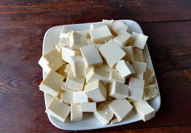 做家常豆腐時,豆腐塊容易碎,比平時多做這一步,完整美觀,色香味俱全!