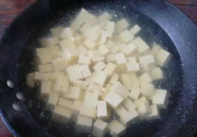 做家常豆腐時,豆腐塊容易碎,比平時多做這一步,完整美觀,色香味俱全!