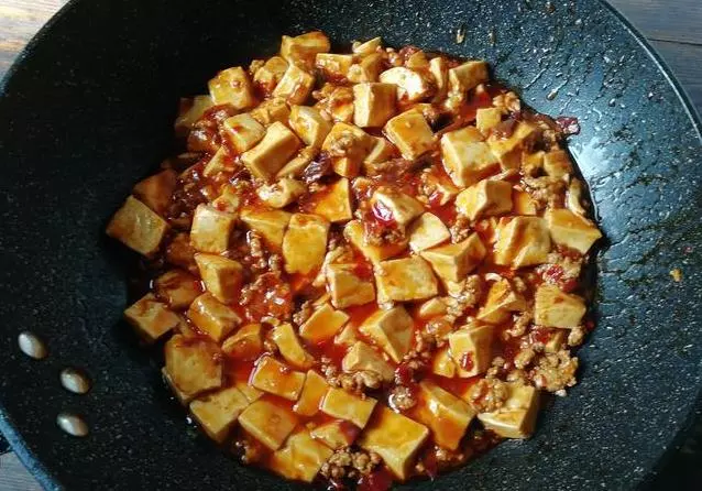 做家常豆腐時,豆腐塊容易碎,比平時多做這一步,完整美觀,色香味俱全!