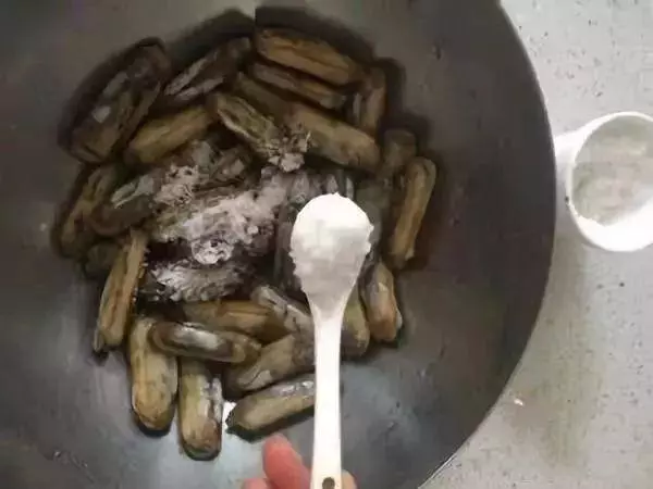 還在用鹽水讓蛤蜊吐沙?太慢了, 這裡教你三招快速的,讓蛤蜊吐沙又快又徹底