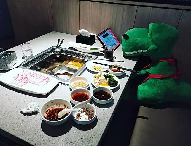 邊緣妹1人吃海底撈 店員派出神隊友讚爆
