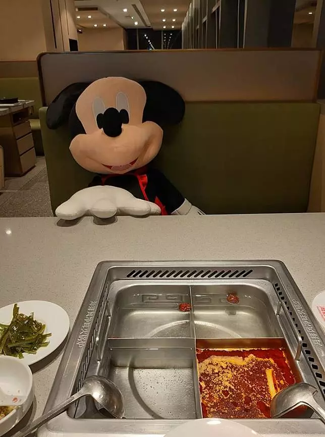邊緣妹1人吃海底撈 店員派出神隊友讚爆