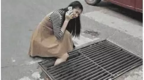 正妹腿卡下水道,眾人幫忙,一個舉止大家失望離開,網友:活該卡著