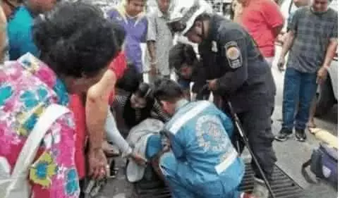 正妹腿卡下水道,眾人幫忙,一個舉止大家失望離開,網友:活該卡著
