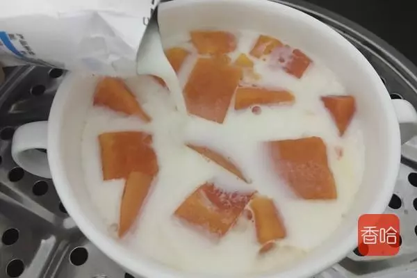 木瓜燉牛奶,蒸一蒸,又香又甜,營養美味,女人要常吃!