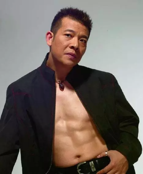 他演技不亞於劉德華,一臉正氣卻總演反派,今為港姐老婆在酒吧駐唱!
