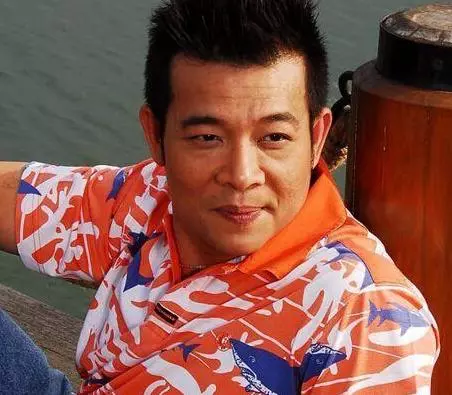 他演技不亞於劉德華,一臉正氣卻總演反派,今為港姐老婆在酒吧駐唱!