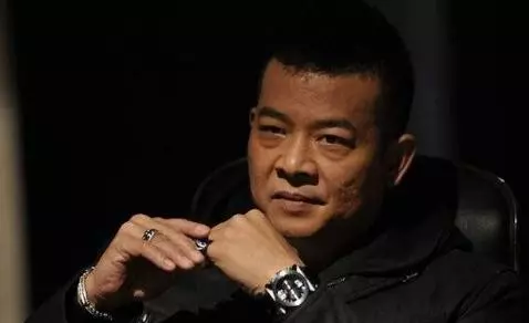 他演技不亞於劉德華,一臉正氣卻總演反派,今為港姐老婆在酒吧駐唱!