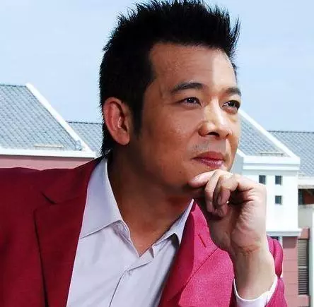 他演技不亞於劉德華,一臉正氣卻總演反派,今為港姐老婆在酒吧駐唱!