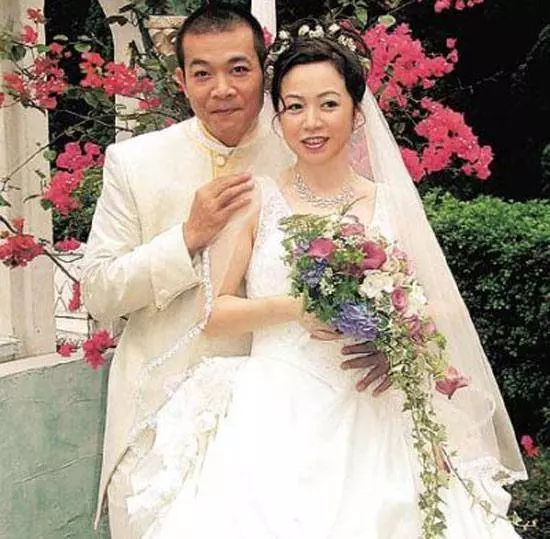 他演技不亞於劉德華,一臉正氣卻總演反派,今為港姐老婆在酒吧駐唱!