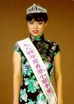 他演技不亞於劉德華,一臉正氣卻總演反派,今為港姐老婆在酒吧駐唱!