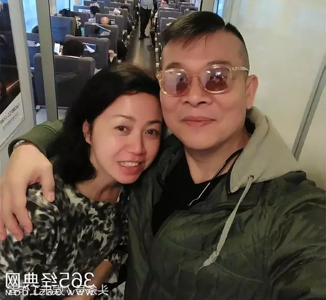 他演技不亞於劉德華,一臉正氣卻總演反派,今為港姐老婆在酒吧駐唱!