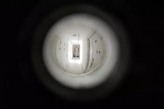 弟媳進城找工作,俺嫌寒酸,讓她睡樓道,半夜趴貓眼一瞧,癱地上